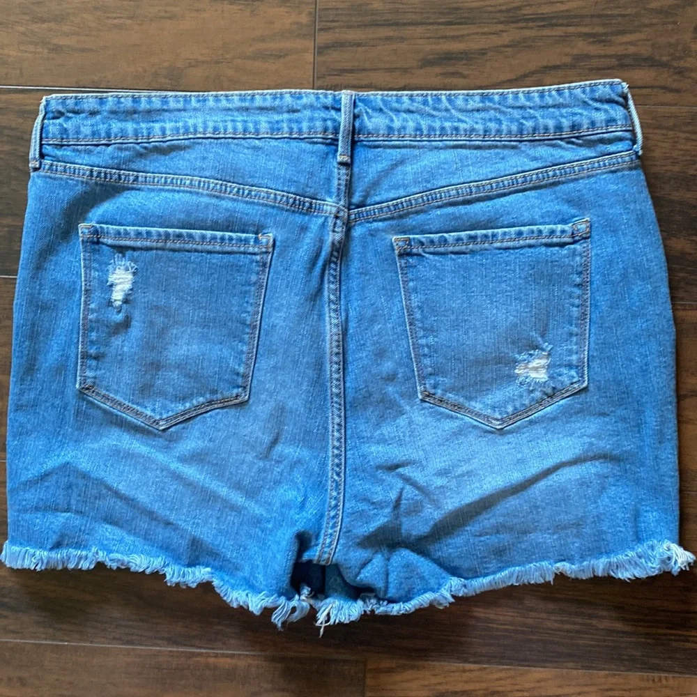 Old Navy Distressed High Rise Jean Shorts Size 16 - Picture 5 of 5